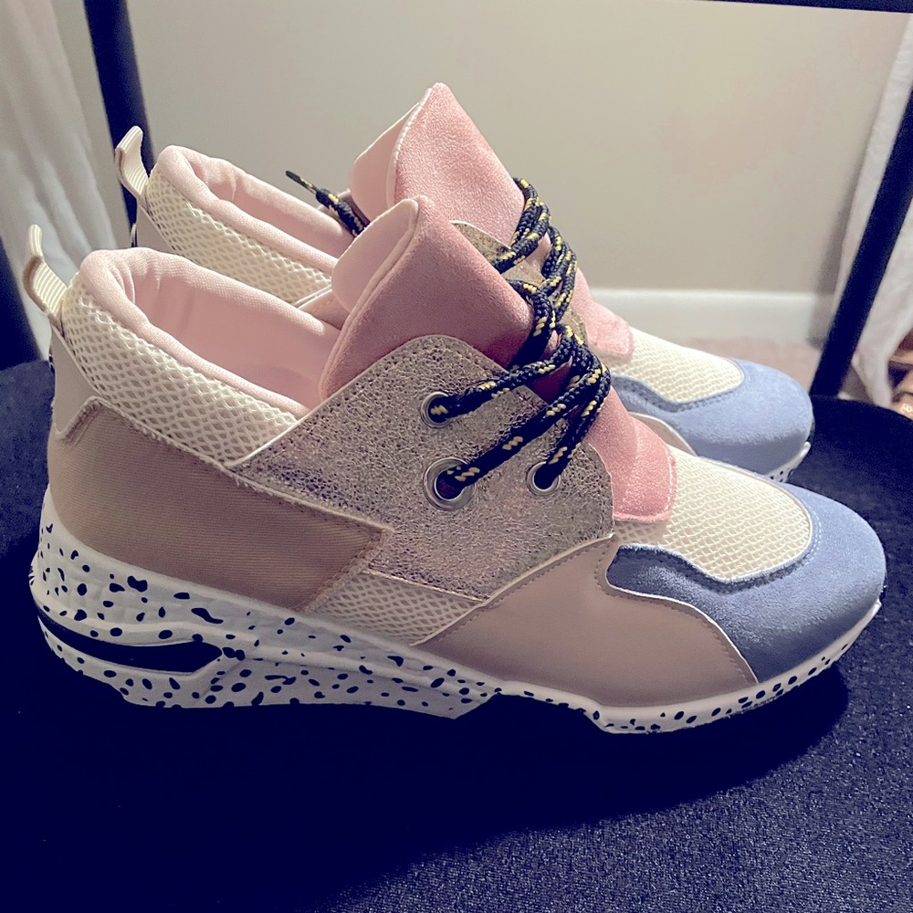 Stylish tennis shoes never worn